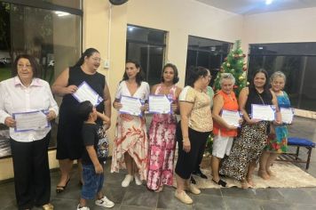 Foto - Espaço Qualifica entrega certificados a concluintes de cursos de capacitação profissional