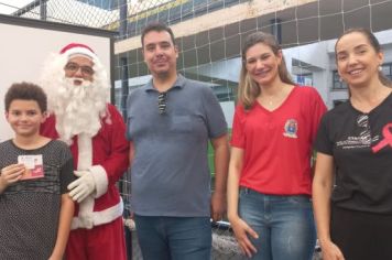 Foto - Departamento de Saúde entrega brindes a crianças que participaram da Campanha Natal Sem Dengue