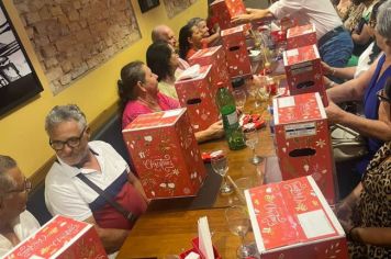 Foto - Idosos dos CRAS participam de confraternização para encerramento das atividades de 2023