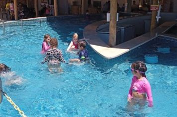 Foto - Crianças atendidas nos projetos da Assistência Social realizam passeio de encerramento das atividades do ano