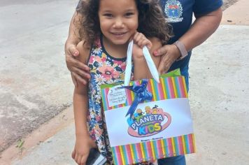 Foto - Departamento de Saúde entrega brindes a crianças que participaram da Campanha Natal Sem Dengue