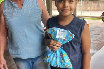 Foto - Departamento de Saúde entrega brindes a crianças que participaram da Campanha Natal Sem Dengue