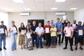 Foto - Prefeitura Municipal entrega certificados a concluintes de cursos realizados em parceria com o Senai