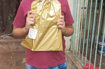 Foto - Departamento de Saúde entrega brindes a crianças que participaram da Campanha Natal Sem Dengue