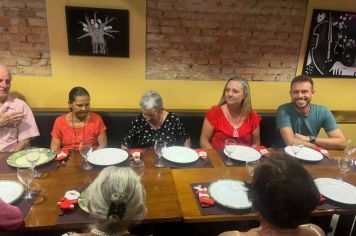 Foto - Idosos dos CRAS participam de confraternização para encerramento das atividades de 2023