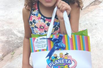 Foto - Departamento de Saúde entrega brindes a crianças que participaram da Campanha Natal Sem Dengue