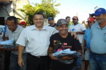 Foto - Entrega dos Uniformes aos funcionários do Departamento de Obras e Serviços Urbanos