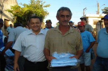 Foto - Entrega dos Uniformes aos funcionários do Departamento de Obras e Serviços Urbanos