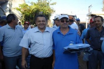 Foto - Entrega dos Uniformes aos funcionários do Departamento de Obras e Serviços Urbanos