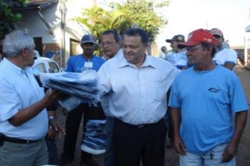 Foto - Entrega dos Uniformes aos funcionários do Departamento de Obras e Serviços Urbanos