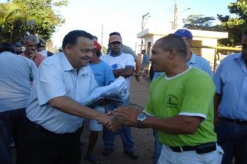 Foto - Entrega dos Uniformes aos funcionários do Departamento de Obras e Serviços Urbanos