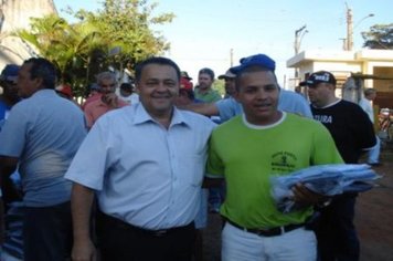 Foto - Entrega dos Uniformes aos funcionários do Departamento de Obras e Serviços Urbanos