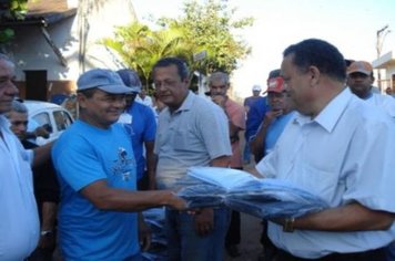 Foto - Entrega dos Uniformes aos funcionários do Departamento de Obras e Serviços Urbanos