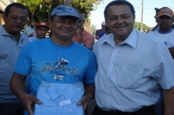 Foto - Entrega dos Uniformes aos funcionários do Departamento de Obras e Serviços Urbanos