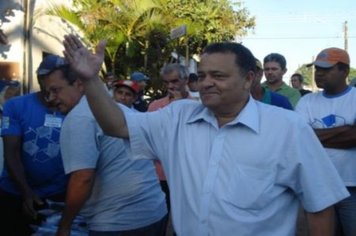 Foto - Entrega dos Uniformes aos funcionários do Departamento de Obras e Serviços Urbanos
