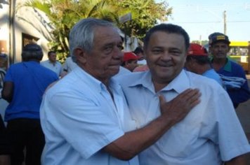 Foto - Entrega dos Uniformes aos funcionários do Departamento de Obras e Serviços Urbanos