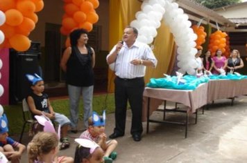 Foto - PREFEITO ENTREGA OVOS DE PÁSCOA AOS ALUNOS DA EMEI DONA COTA