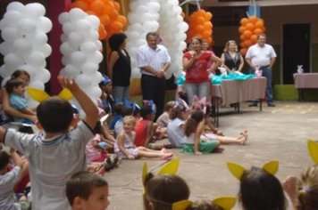 Foto - PREFEITO ENTREGA OVOS DE PÁSCOA AOS ALUNOS DA EMEI DONA COTA