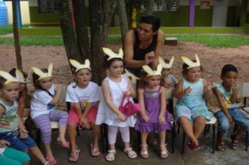 Foto - PREFEITO ENTREGA OVOS DE PÁSCOA AOS ALUNOS DA EMEI DONA COTA