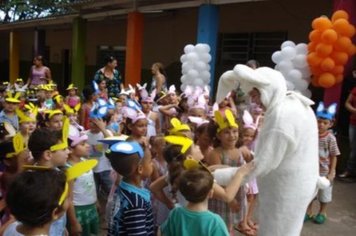 Foto - PREFEITO ENTREGA OVOS DE PÁSCOA AOS ALUNOS DA EMEI DONA COTA
