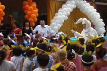 Foto - PREFEITO ENTREGA OVOS DE PÁSCOA AOS ALUNOS DA EMEI DONA COTA