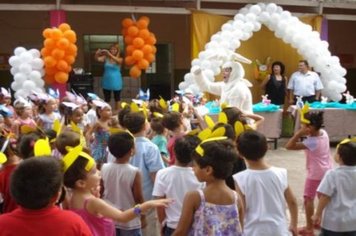 Foto - PREFEITO ENTREGA OVOS DE PÁSCOA AOS ALUNOS DA EMEI DONA COTA