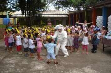 Foto - PREFEITO ENTREGA OVOS DE PÁSCOA AOS ALUNOS DA EMEI DONA COTA