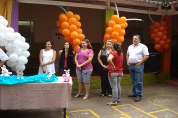 Foto - PREFEITO ENTREGA OVOS DE PÁSCOA AOS ALUNOS DA EMEI DONA COTA