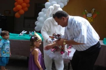 Foto - PREFEITO ENTREGA OVOS DE PÁSCOA AOS ALUNOS DA EMEI DONA COTA