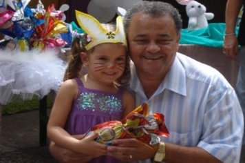 Foto - PREFEITO ENTREGA OVOS DE PÁSCOA AOS ALUNOS DA EMEI DONA COTA