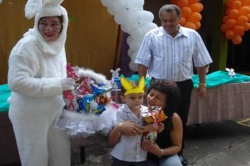 Foto - PREFEITO ENTREGA OVOS DE PÁSCOA AOS ALUNOS DA EMEI DONA COTA