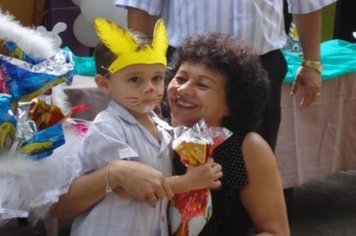 Foto - PREFEITO ENTREGA OVOS DE PÁSCOA AOS ALUNOS DA EMEI DONA COTA