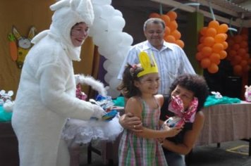 Foto - PREFEITO ENTREGA OVOS DE PÁSCOA AOS ALUNOS DA EMEI DONA COTA