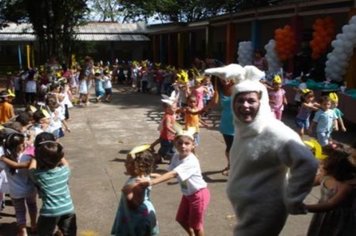 Foto - PREFEITO ENTREGA OVOS DE PÁSCOA AOS ALUNOS DA EMEI DONA COTA