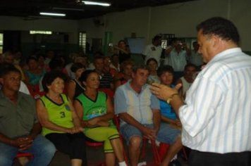 Foto - PREFEITO E PRIMEIRA DAMA ENTREGAM OVOS DE PÁSCOA AOS INTEGRANTES DO CCI