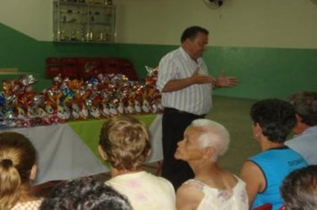 Foto - PREFEITO E PRIMEIRA DAMA ENTREGAM OVOS DE PÁSCOA AOS INTEGRANTES DO CCI