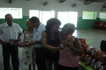 Foto - PREFEITO E PRIMEIRA DAMA ENTREGAM OVOS DE PÁSCOA AOS INTEGRANTES DO CCI