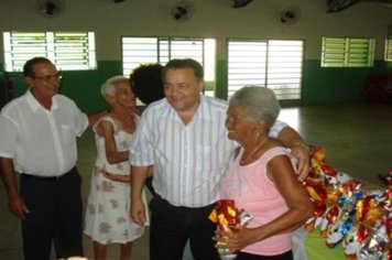 Foto - PREFEITO E PRIMEIRA DAMA ENTREGAM OVOS DE PÁSCOA AOS INTEGRANTES DO CCI