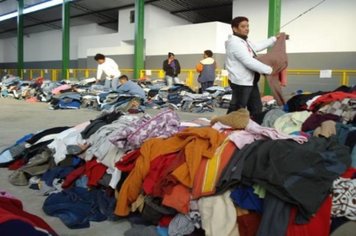 Foto - Visita do Prefeito e Primeira Dama à Equipe da Campanha do Agasalho 2010