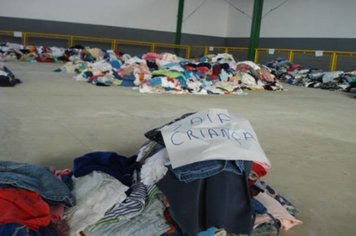 Foto - Visita do Prefeito e Primeira Dama à Equipe da Campanha do Agasalho 2010