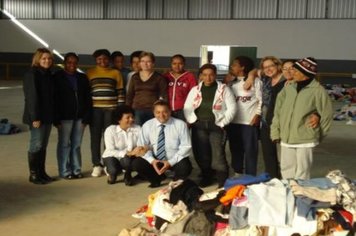 Foto - Visita do Prefeito e Primeira Dama à Equipe da Campanha do Agasalho 2010