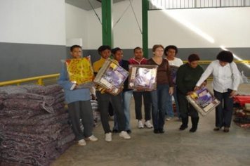 Foto - Visita do Prefeito e Primeira Dama à Equipe da Campanha do Agasalho 2010