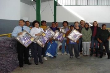 Foto - Visita do Prefeito e Primeira Dama à Equipe da Campanha do Agasalho 2010