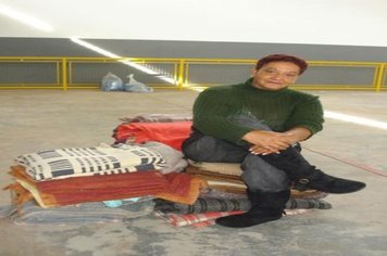 Foto - Visita do Prefeito e Primeira Dama à Equipe da Campanha do Agasalho 2010