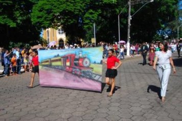 Foto - DESFILE DO ANIVERSÁRIO DA CIDADE - 2010 - 85 ANOS