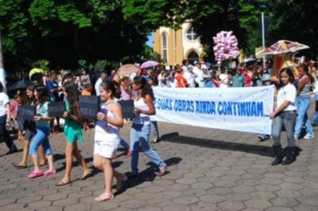 Foto - DESFILE DO ANIVERSÁRIO DA CIDADE - 2010 - 85 ANOS