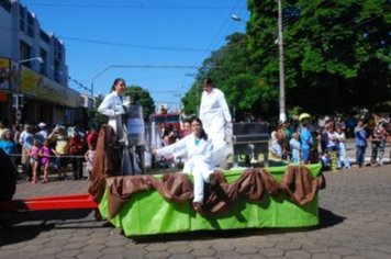 Foto - DESFILE DO ANIVERSÁRIO DA CIDADE - 2010 - 85 ANOS