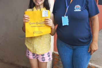 Foto - Departamento de Saúde entrega brindes a crianças que participaram da Campanha Natal Sem Dengue