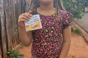 Foto - Departamento de Saúde entrega brindes a crianças que participaram da Campanha Natal Sem Dengue