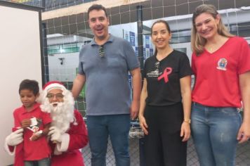 Foto - Departamento de Saúde entrega brindes a crianças que participaram da Campanha Natal Sem Dengue